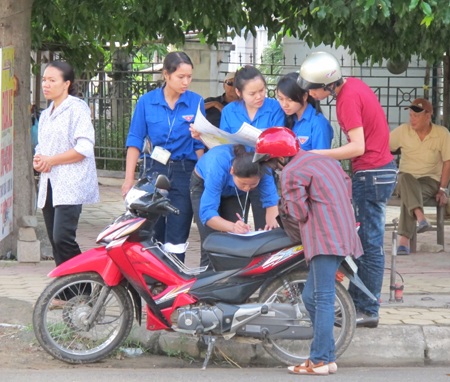 Bị khuyết tật, vẫn nhiệt tình tiếp sức mùa thi - 5