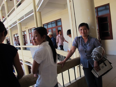 Phụ huynh đọc nội quy để căn dặn con thi tốt  - 3