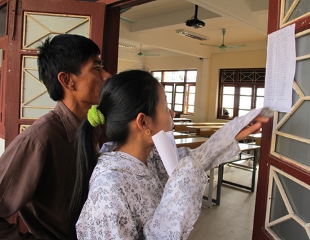 Phụ huynh đọc nội quy để căn dặn con thi tốt  - 6