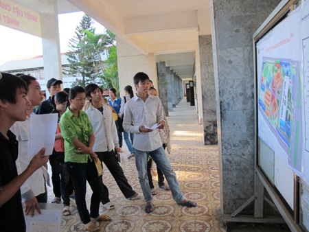 Thí sinh đội nắng đến làm thủ tục dự thi - 4