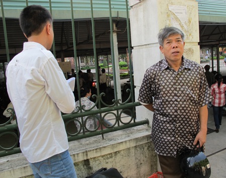 Phụ huynh đọc nội quy để căn dặn con thi tốt  - 2