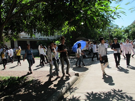 Thí sinh đội nắng đến làm thủ tục dự thi - 7 Thí sinh đội nắng đến làm thủ tục dự thi - 7