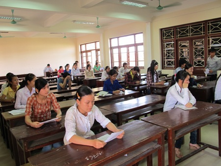 Thí sinh đội nắng đến làm thủ tục dự thi - 6