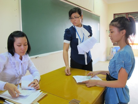 Thí sinh đội nắng đến làm thủ tục dự thi - 5