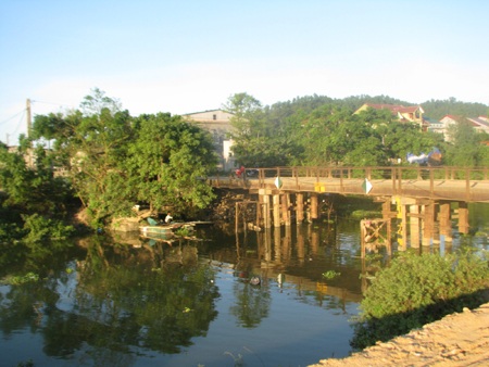 Phát hiện xác một nam thanh niên trôi sông - 2