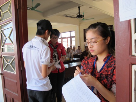 Cận cảnh thí sinh trong ngày đầu làm thủ tục dự thi - 13