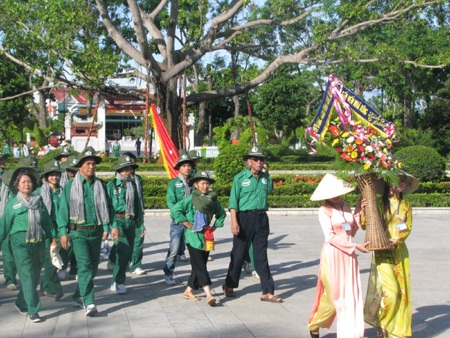Hành trình xuyên Việt từ Làng Sen đến bến Nhà Rồng - 1 Hành trình xuyên Việt từ Làng Sen đến bến Nhà Rồng - 1