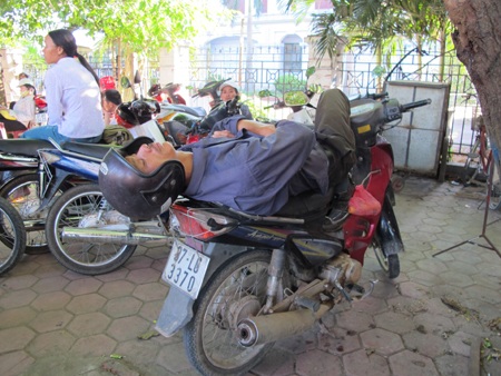 Con vượt vũ môn, mẹ cha “vượt” nắng - 9