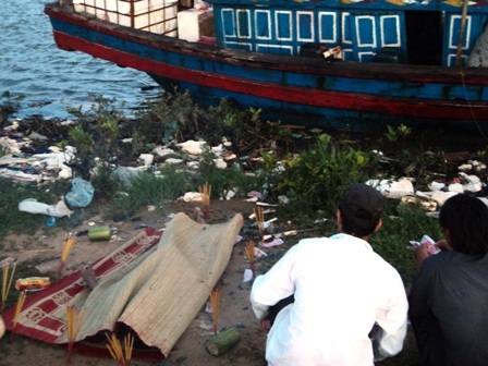 Chèo thuyền thả lưới, phát hiện xác chết trên sông - 1