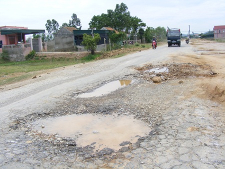 Cận cảnh quốc lộ 7A “nát như tương” - 8