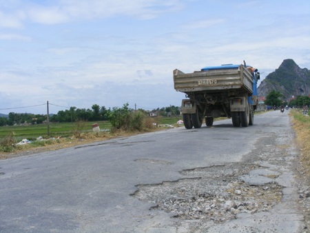 Cận cảnh quốc lộ 7A “nát như tương” - 9