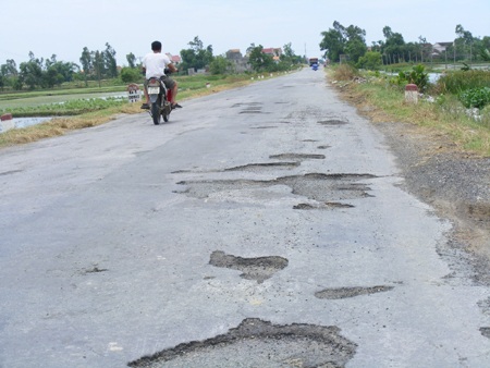 Cận cảnh quốc lộ 7A “nát như tương” - 1