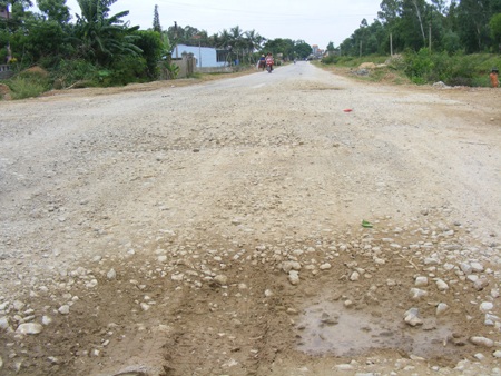 Cận cảnh quốc lộ 7A “nát như tương” - 3