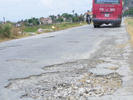 Cận cảnh quốc lộ 7A “nát như tương” - 7