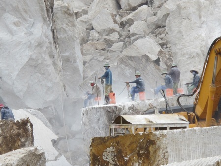 Lại sập mỏ đá làm 1 người chết, 7 bị thương nặng - 3