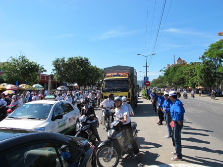 Cụm Vinh, Ban Mê Thuột ùn tắc ngày làm thủ tục dự thi - 8