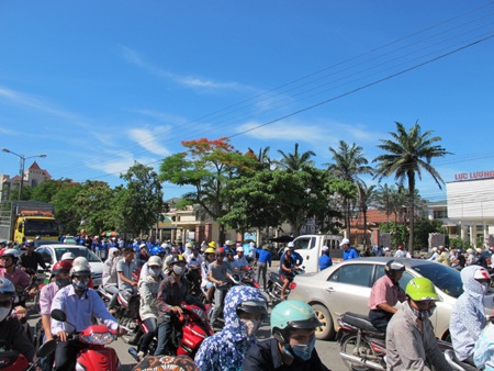 Cụm Vinh, Ban Mê Thuột ùn tắc ngày làm thủ tục dự thi - 1