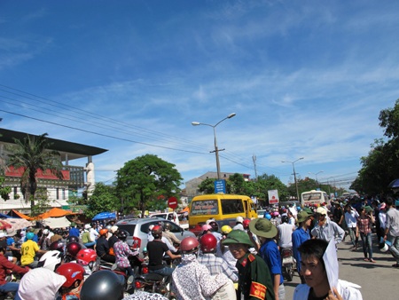 Cụm Vinh, Ban Mê Thuột ùn tắc ngày làm thủ tục dự thi - 10