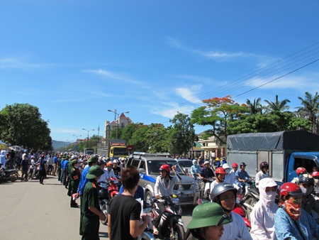 Cụm Vinh, Ban Mê Thuột ùn tắc ngày làm thủ tục dự thi - 12