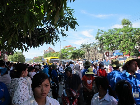 Cụm Vinh, Ban Mê Thuột ùn tắc ngày làm thủ tục dự thi - 2