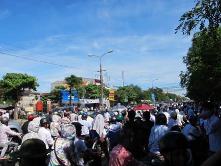 Cụm Vinh, Ban Mê Thuột ùn tắc ngày làm thủ tục dự thi - 4