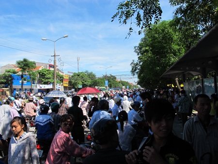 Cụm Vinh, Ban Mê Thuột ùn tắc ngày làm thủ tục dự thi - 6