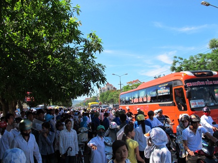 Cụm Vinh, Ban Mê Thuột ùn tắc ngày làm thủ tục dự thi - 5