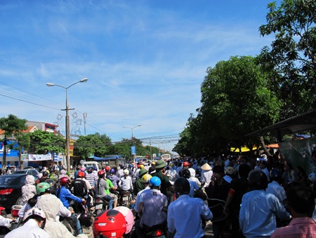 Cụm Vinh, Ban Mê Thuột ùn tắc ngày làm thủ tục dự thi - 11