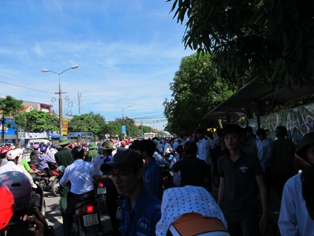 Cụm Vinh, Ban Mê Thuột ùn tắc ngày làm thủ tục dự thi - 9