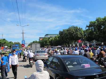 Cụm Vinh, Ban Mê Thuột ùn tắc ngày làm thủ tục dự thi - 7