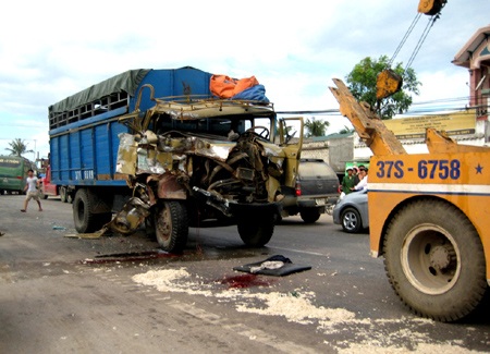 Quốc lộ 1A tắc nhiều giờ do 4 ô tô đấu đầu nhau - 1