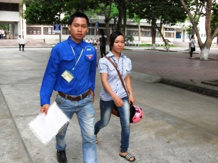 Thí sinh làm thủ tục dự thi đợt 2 trong tiết trời mát mẻ - 3