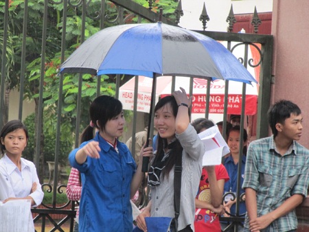 Ấm áp những hình ảnh tiếp sức dưới mưa - 9 Ấm áp những hình ảnh tiếp sức dưới mưa - 9