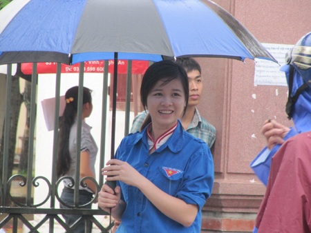 Ấm áp những hình ảnh tiếp sức dưới mưa - 13 Ấm áp những hình ảnh tiếp sức dưới mưa - 13
