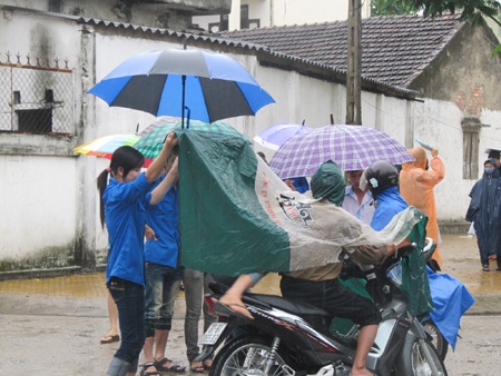 Ấm áp những hình ảnh tiếp sức dưới mưa - 6 Ấm áp những hình ảnh tiếp sức dưới mưa - 6