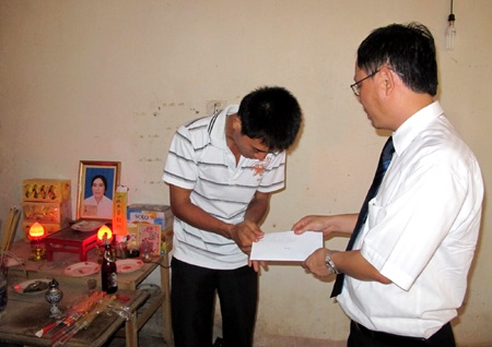 Tặng sổ tiết kiệm 35 triệu đồng cho ba trẻ mồ côi  - 3