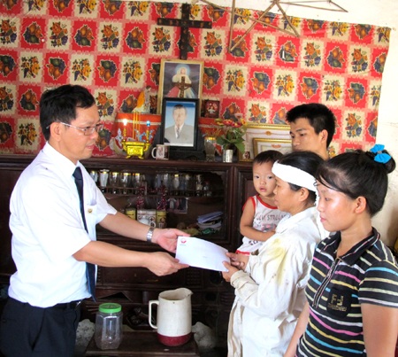 Tặng sổ tiết kiệm 35 triệu đồng cho ba trẻ mồ côi  - 4