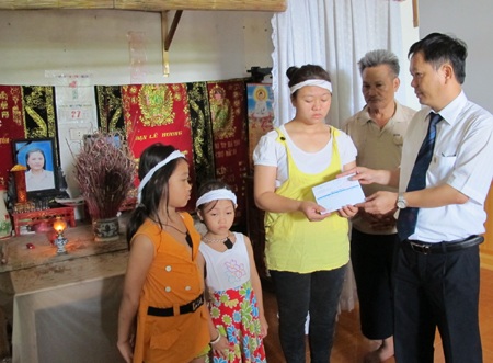 Tặng sổ tiết kiệm 35 triệu đồng cho ba trẻ mồ côi  - 1