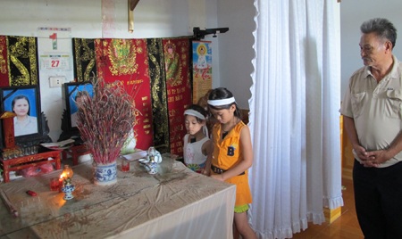 Tặng sổ tiết kiệm 35 triệu đồng cho ba trẻ mồ côi  - 2