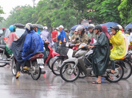 Ấm áp những hình ảnh tiếp sức dưới mưa - 14