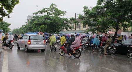 Ấm áp những hình ảnh tiếp sức dưới mưa - 15