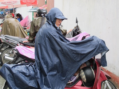 Lặng lẽ cha mẹ đội mưa đợi con làm bài - 5