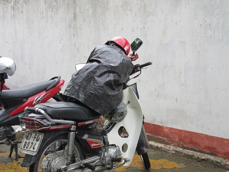 Lặng lẽ cha mẹ đội mưa đợi con làm bài - 6