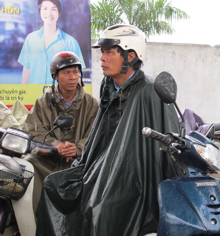 Lặng lẽ cha mẹ đội mưa đợi con làm bài - 7