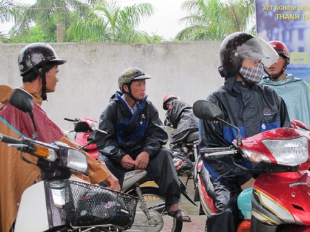 Lặng lẽ cha mẹ đội mưa đợi con làm bài - 9