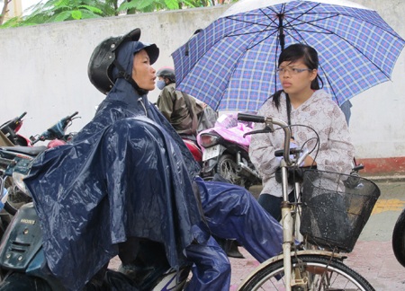 Lặng lẽ cha mẹ đội mưa đợi con làm bài - 8