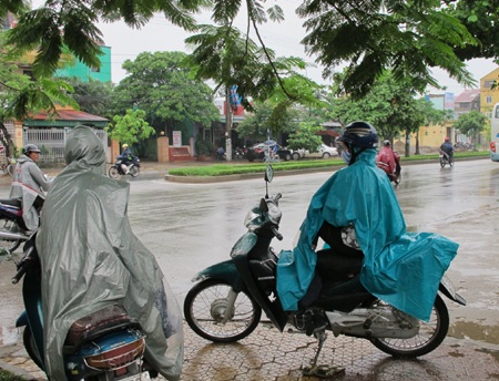Lặng lẽ cha mẹ đội mưa đợi con làm bài - 3