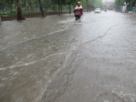 Cơn mưa chiều hạ nhiệt thành Vinh - 3