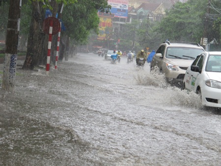 Cơn mưa chiều hạ nhiệt thành Vinh - 4