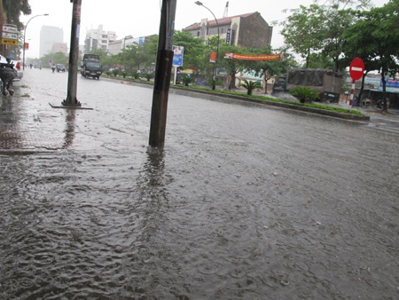 Cơn mưa chiều hạ nhiệt thành Vinh - 2